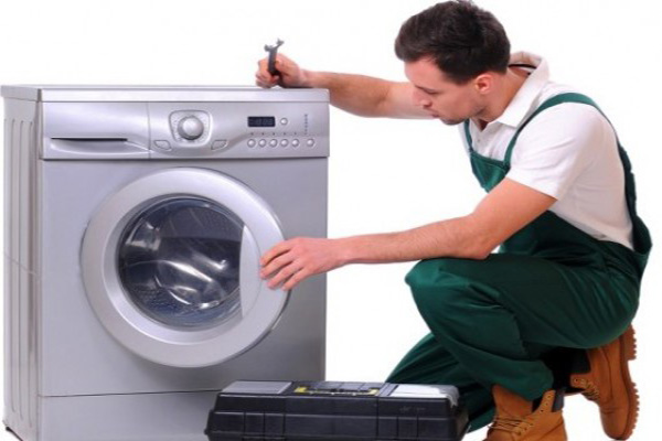 Có nên ngâm quần áo trong máy giặt để đánh tan những vết bẩn trên quần áo hay không?